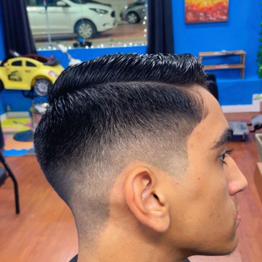 Corte masculino com degradê e risca lateral na Só Feras