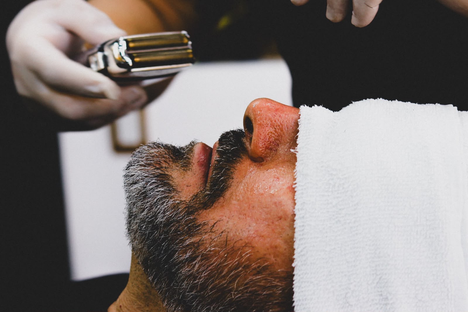 Barboterapia com toalha e acabamento da barba na Só Feras