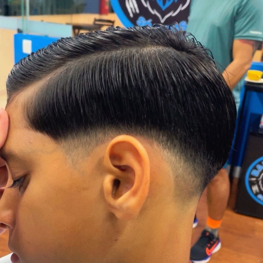 Corte masculino clássico com acabamento lateral na Só Feras