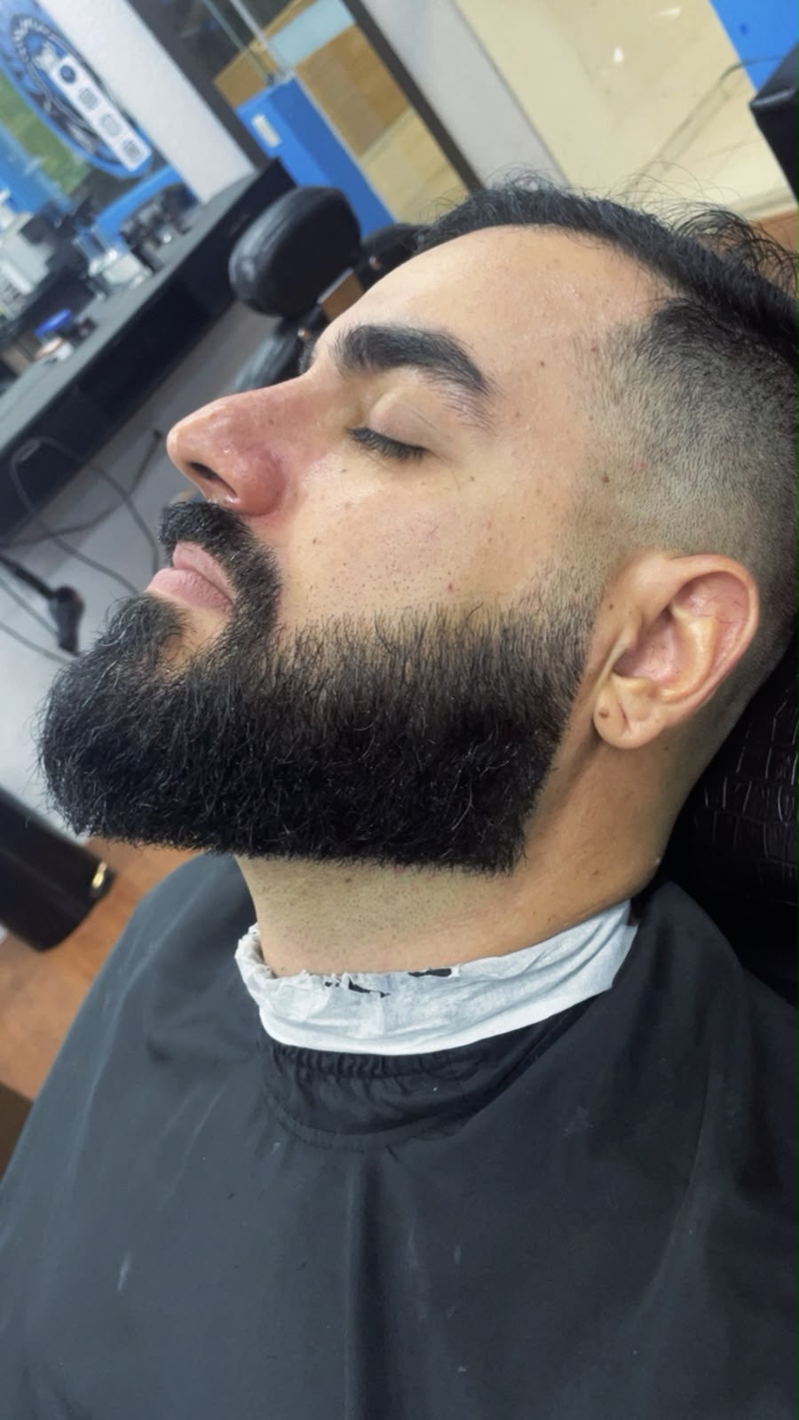 Corte com degradê e barba alinhada na Barbearia Só Feras